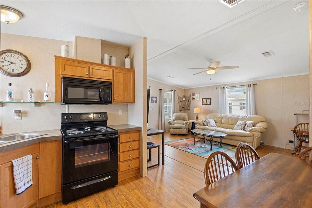 合同活跃: $298,900 (2 贝兹, 2 浴室, 768 平方英尺)