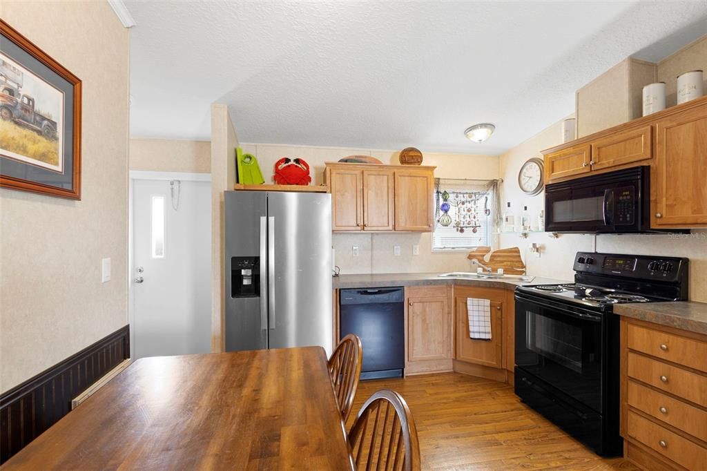 合同活跃: $298,900 (2 贝兹, 2 浴室, 768 平方英尺)