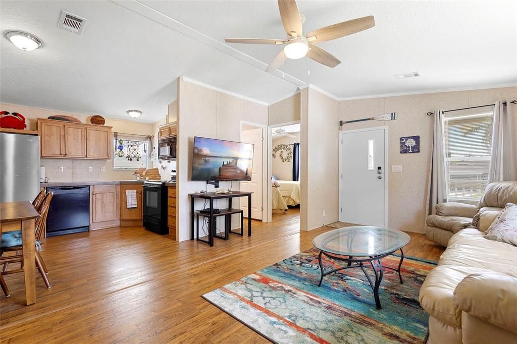 合同活跃: $298,900 (2 贝兹, 2 浴室, 768 平方英尺)