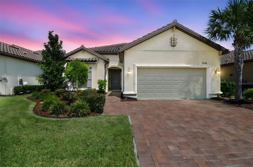 合同活跃: $649,900 (3 贝兹, 3 浴室, 2275 平方英尺)