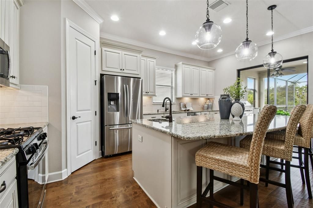 合同活跃: $649,900 (3 贝兹, 3 浴室, 2275 平方英尺)