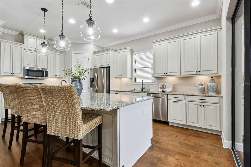 合同活跃: $649,900 (3 贝兹, 3 浴室, 2275 平方英尺)