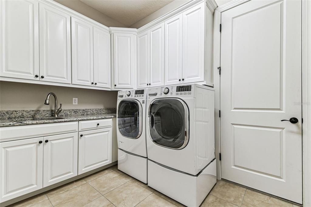 合同活跃: $649,900 (3 贝兹, 3 浴室, 2275 平方英尺)