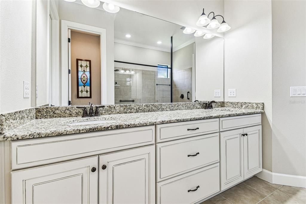 合同活跃: $649,900 (3 贝兹, 3 浴室, 2275 平方英尺)