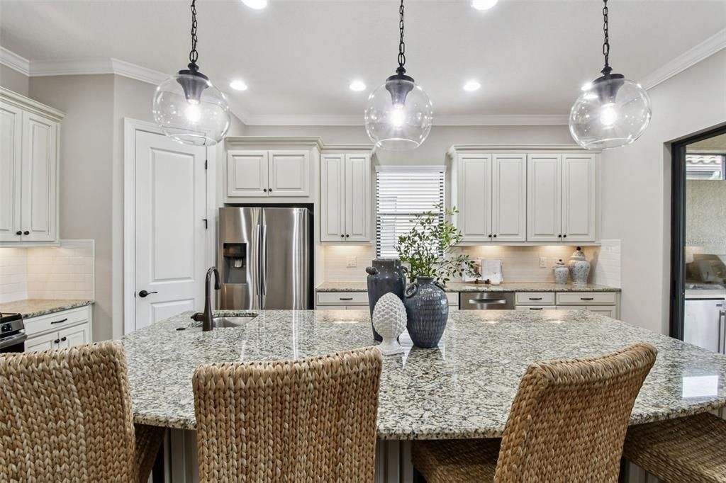 合同活跃: $649,900 (3 贝兹, 3 浴室, 2275 平方英尺)