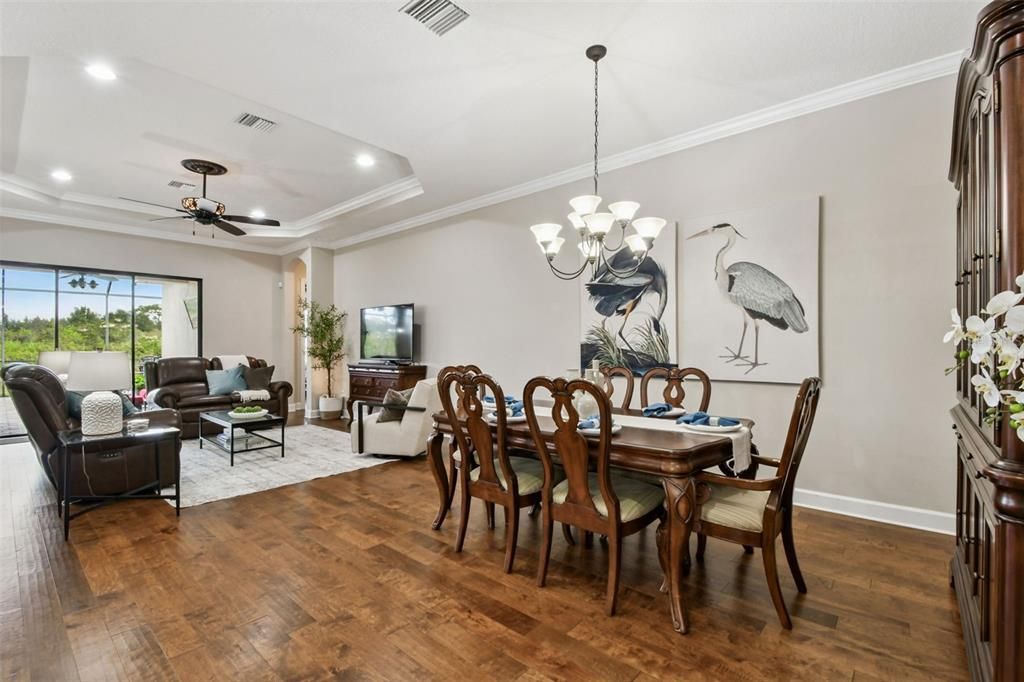 合同活跃: $649,900 (3 贝兹, 3 浴室, 2275 平方英尺)