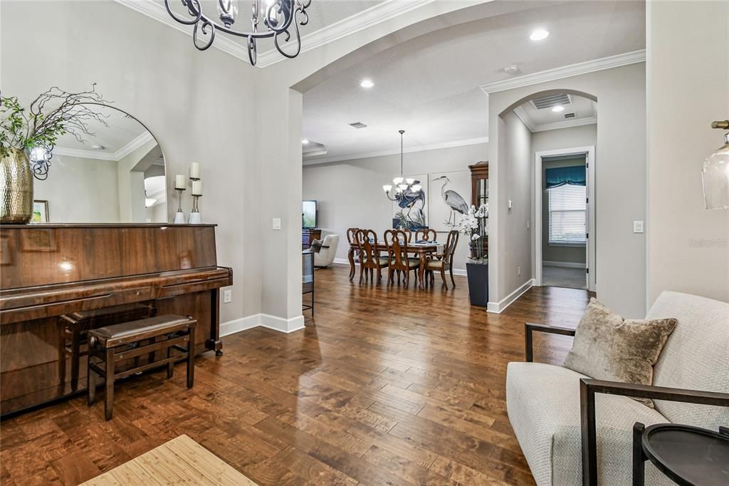 合同活跃: $649,900 (3 贝兹, 3 浴室, 2275 平方英尺)