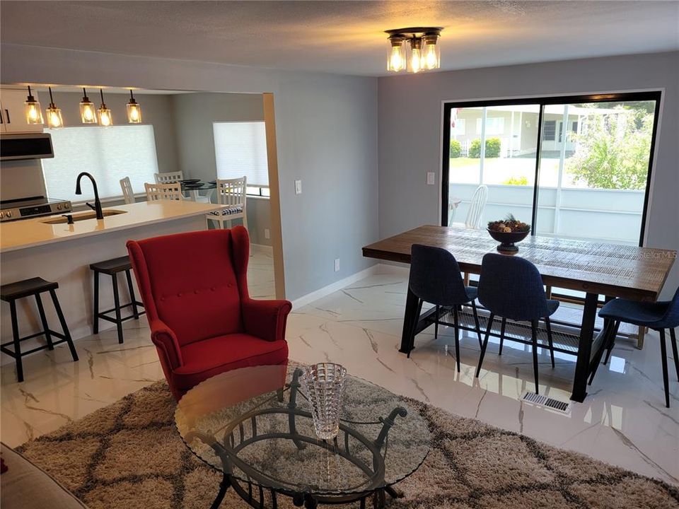 Active With Contract: $158,900 (2 beds, 2 baths, 864 Square Feet)