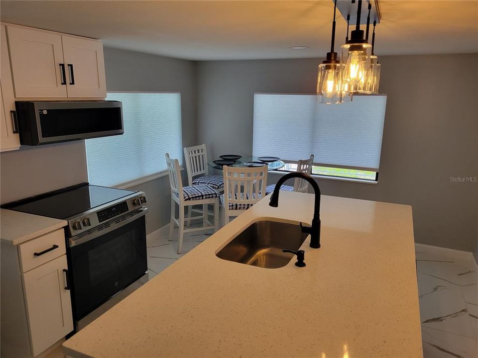 Active With Contract: $158,900 (2 beds, 2 baths, 864 Square Feet)