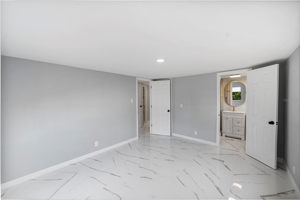 Active With Contract: $158,900 (2 beds, 2 baths, 864 Square Feet)