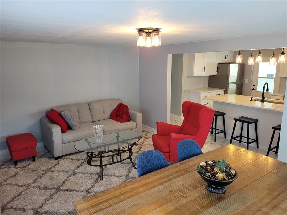 Active With Contract: $158,900 (2 beds, 2 baths, 864 Square Feet)
