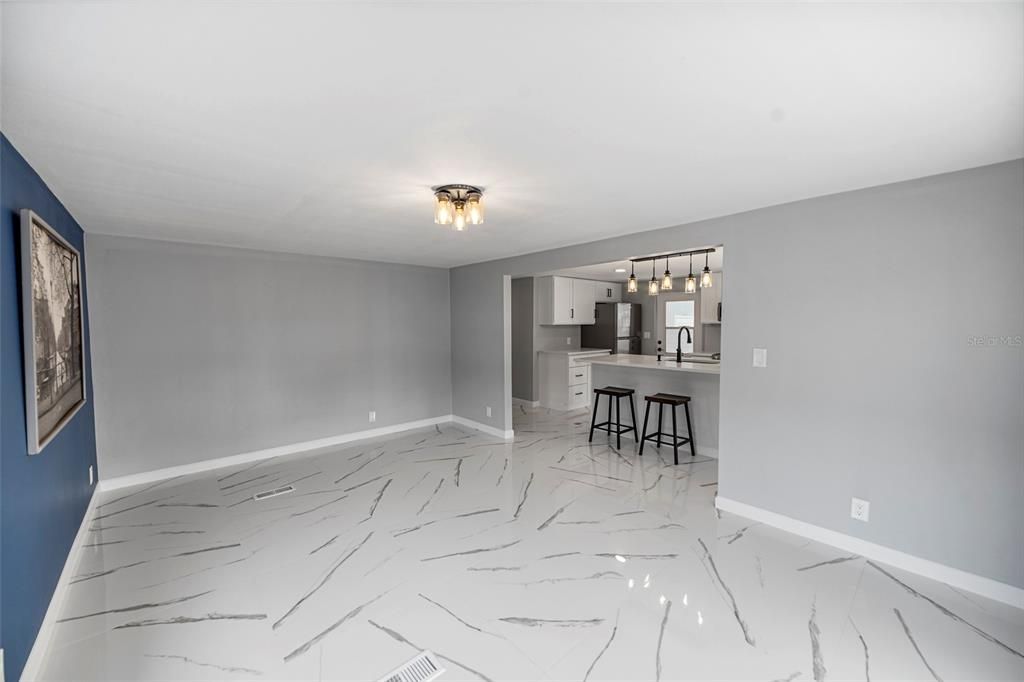 Active With Contract: $158,900 (2 beds, 2 baths, 864 Square Feet)