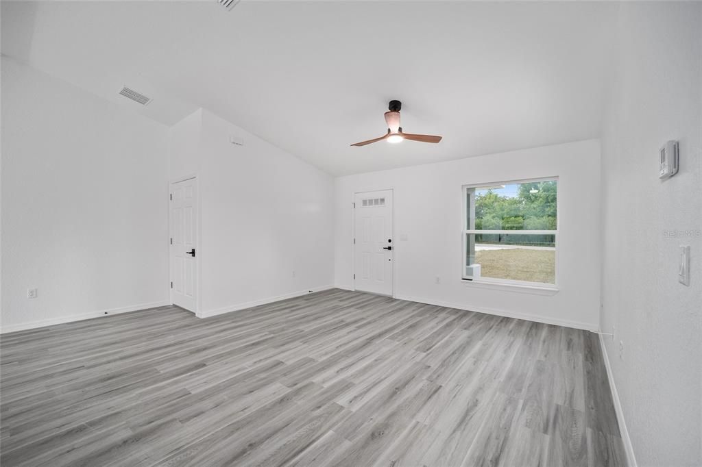 Active With Contract: $279,900 (3 beds, 2 baths, 1394 Square Feet)