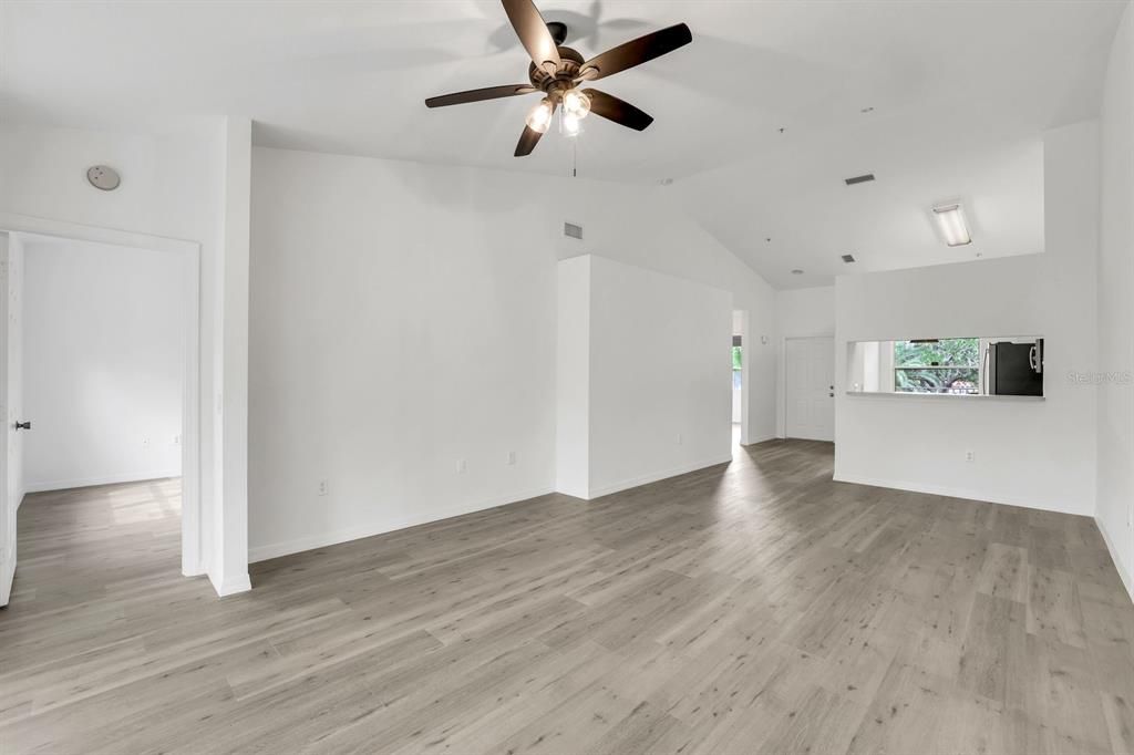 For Sale: $274,900 (2 beds, 2 baths, 1107 Square Feet)