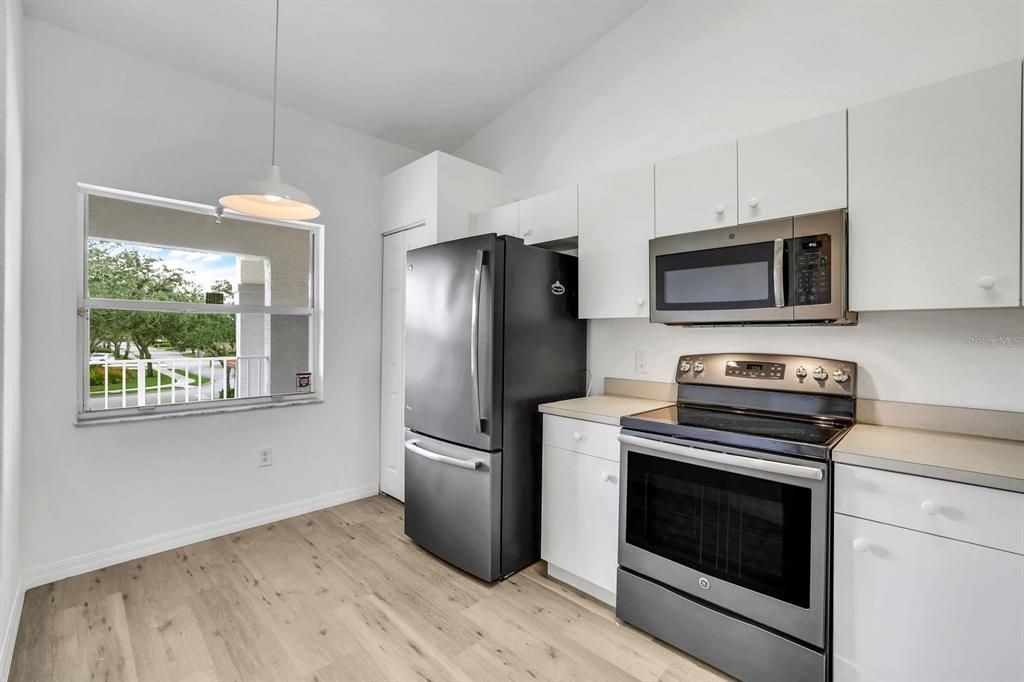 For Sale: $274,900 (2 beds, 2 baths, 1107 Square Feet)