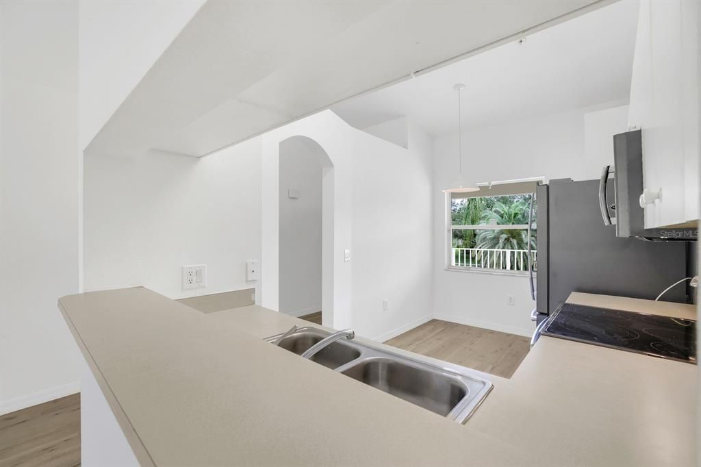 For Sale: $274,900 (2 beds, 2 baths, 1107 Square Feet)