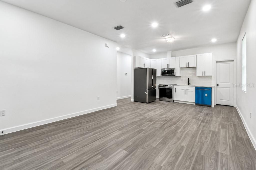 Active With Contract: $385,000 (3 beds, 2 baths, 1200 Square Feet)