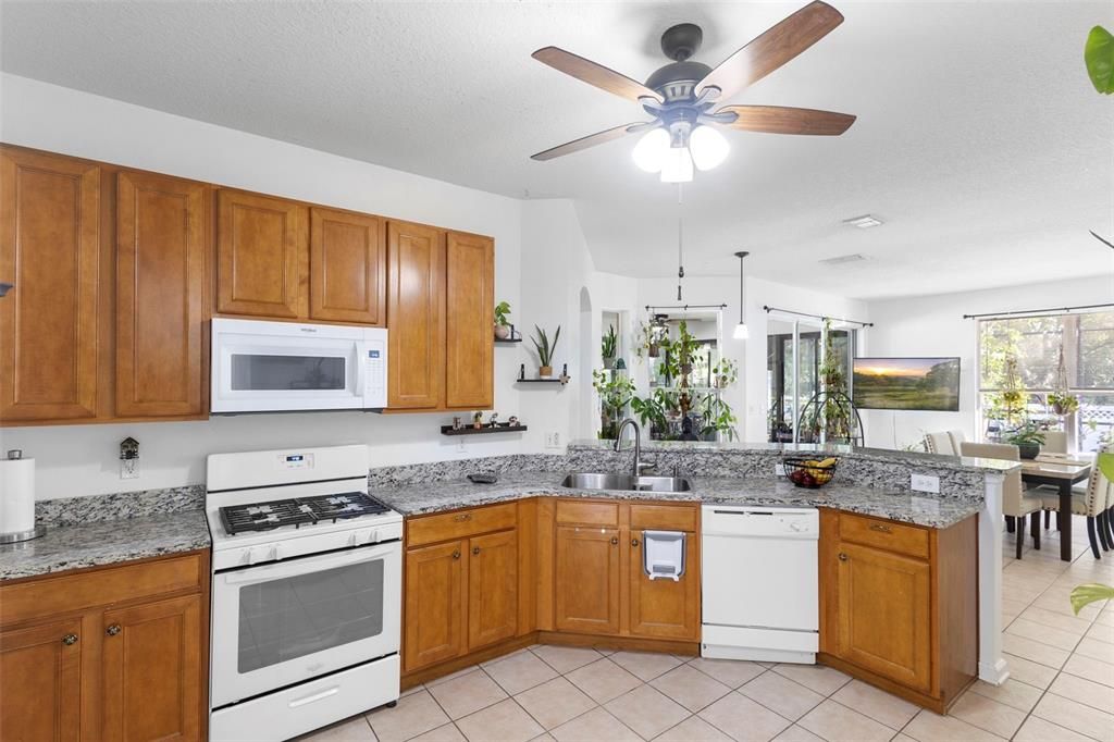 Под контрактом: $425,000 (4 спален, 3 ванн, 2210 Квадратных фут)