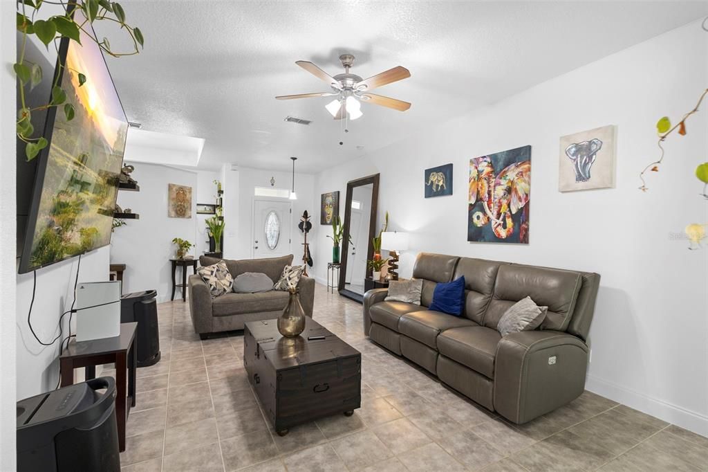 Под контрактом: $425,000 (4 спален, 3 ванн, 2210 Квадратных фут)