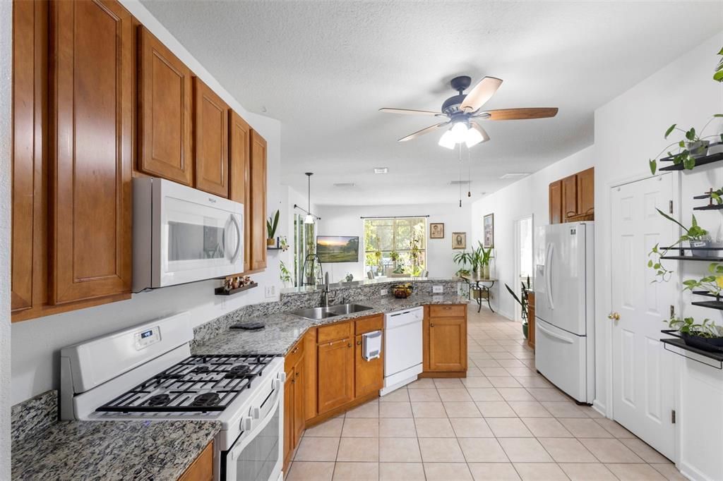 Под контрактом: $425,000 (4 спален, 3 ванн, 2210 Квадратных фут)