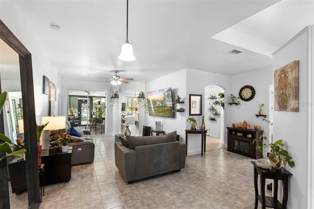 Под контрактом: $425,000 (4 спален, 3 ванн, 2210 Квадратных фут)