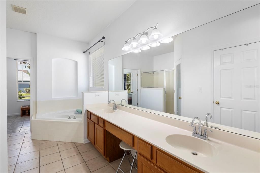 Под контрактом: $425,000 (4 спален, 3 ванн, 2210 Квадратных фут)