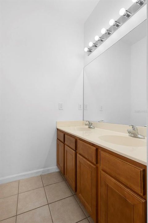 Под контрактом: $425,000 (4 спален, 3 ванн, 2210 Квадратных фут)