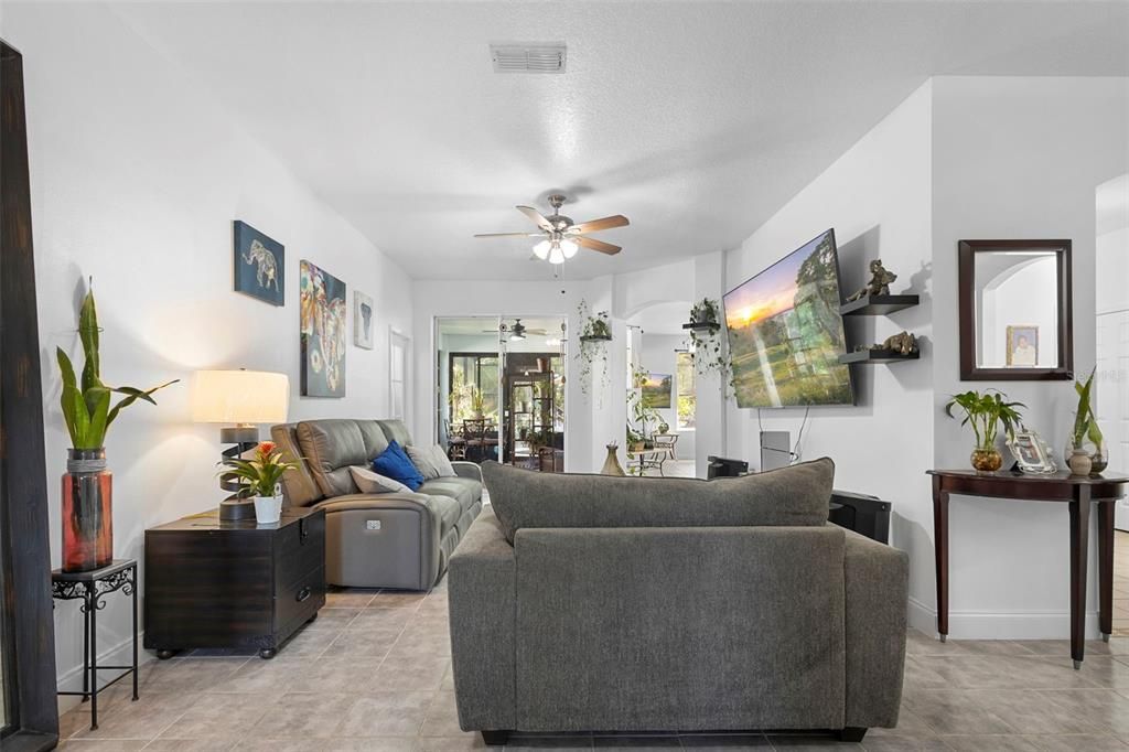 Под контрактом: $425,000 (4 спален, 3 ванн, 2210 Квадратных фут)