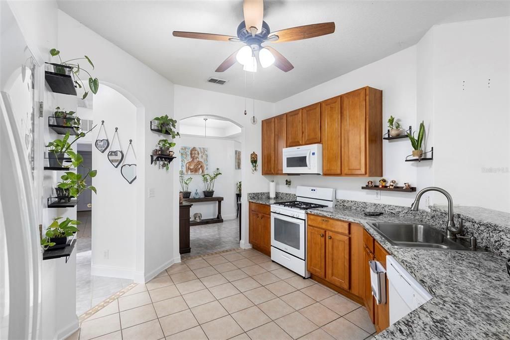 Под контрактом: $425,000 (4 спален, 3 ванн, 2210 Квадратных фут)