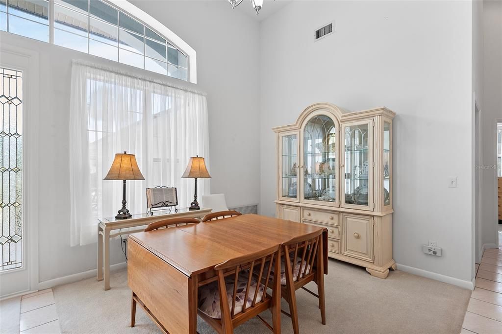 Activo con contrato: $696,000 (4 camas, 2 baños, 2529 Pies cuadrados)