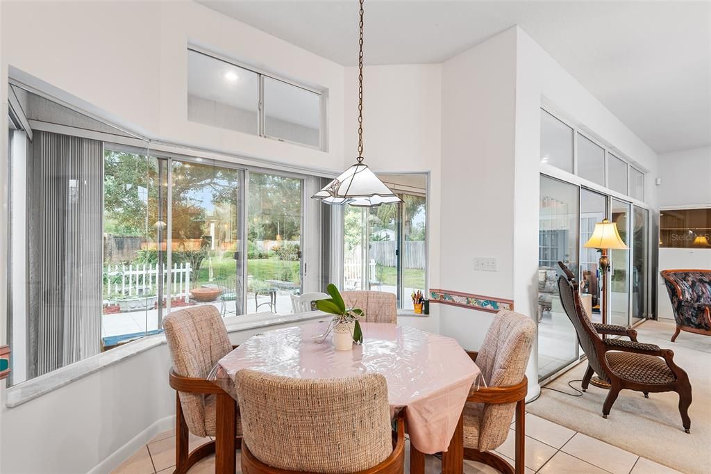 Activo con contrato: $696,000 (4 camas, 2 baños, 2529 Pies cuadrados)