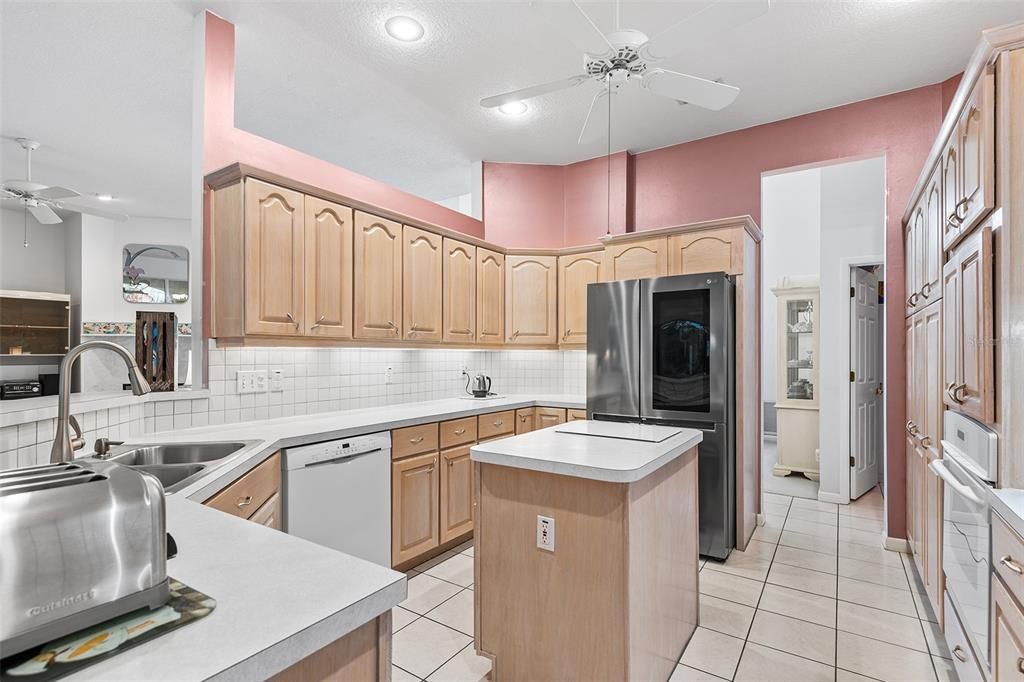 Activo con contrato: $696,000 (4 camas, 2 baños, 2529 Pies cuadrados)