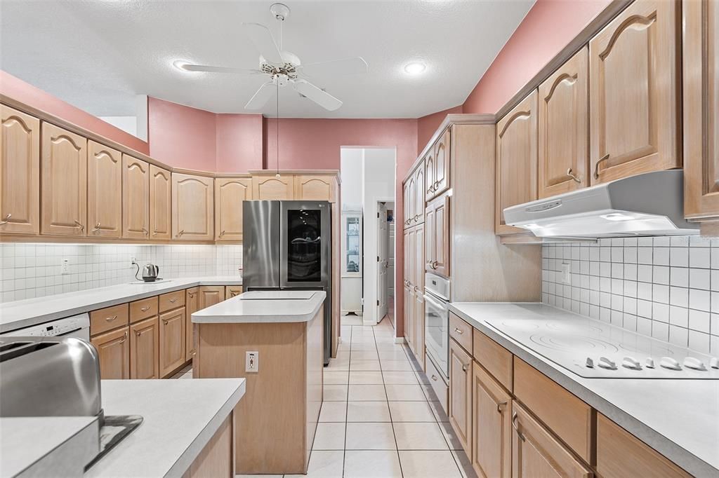 Activo con contrato: $696,000 (4 camas, 2 baños, 2529 Pies cuadrados)