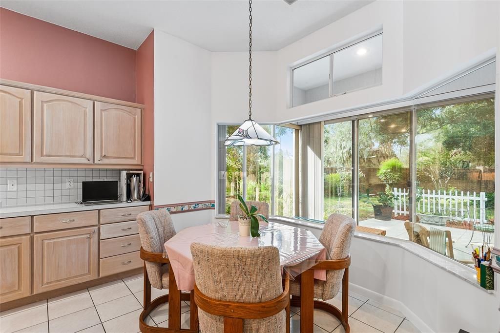 Activo con contrato: $696,000 (4 camas, 2 baños, 2529 Pies cuadrados)