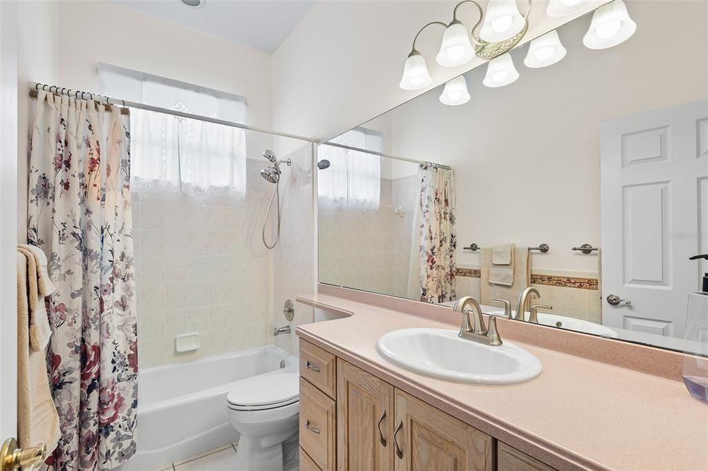 Activo con contrato: $696,000 (4 camas, 2 baños, 2529 Pies cuadrados)