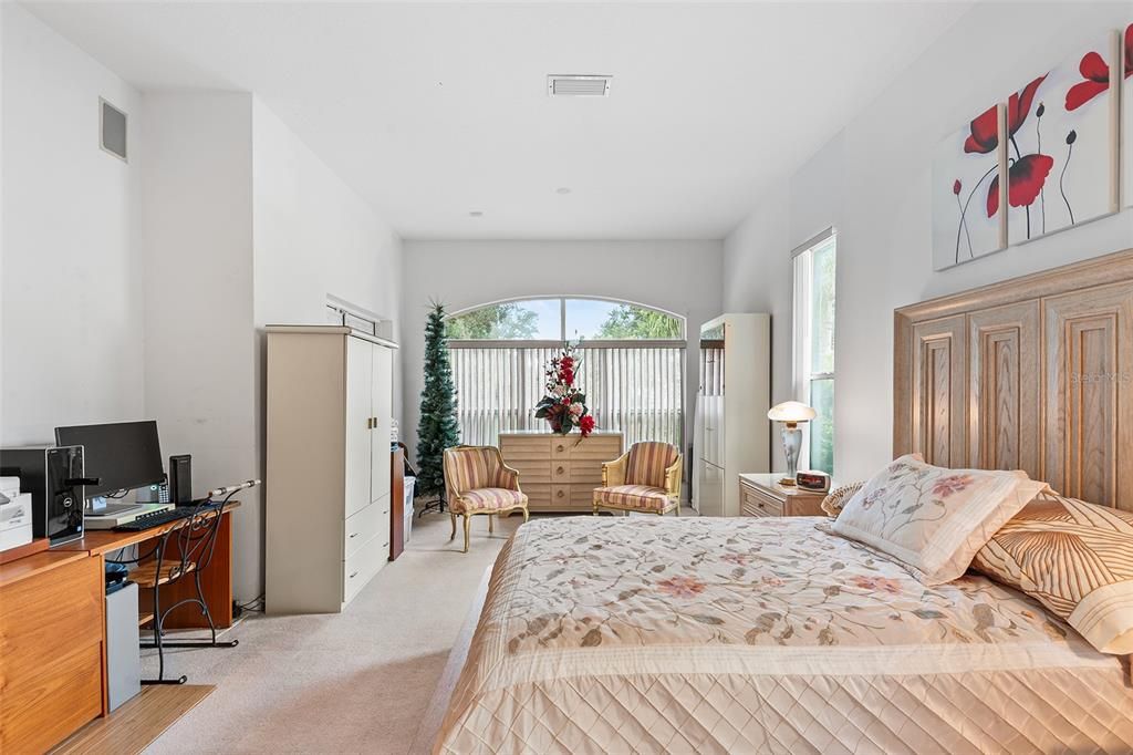 Activo con contrato: $696,000 (4 camas, 2 baños, 2529 Pies cuadrados)