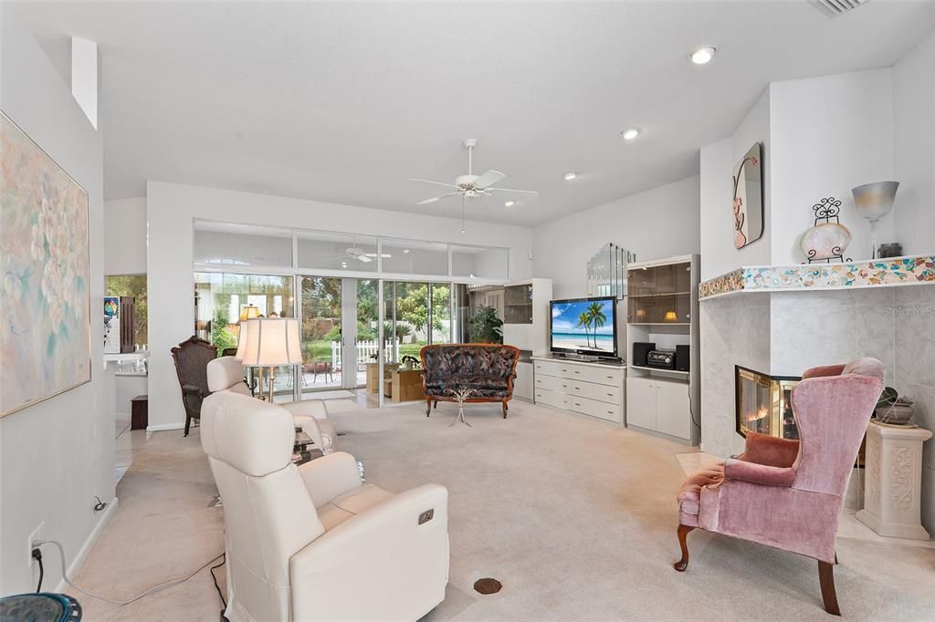 Activo con contrato: $696,000 (4 camas, 2 baños, 2529 Pies cuadrados)