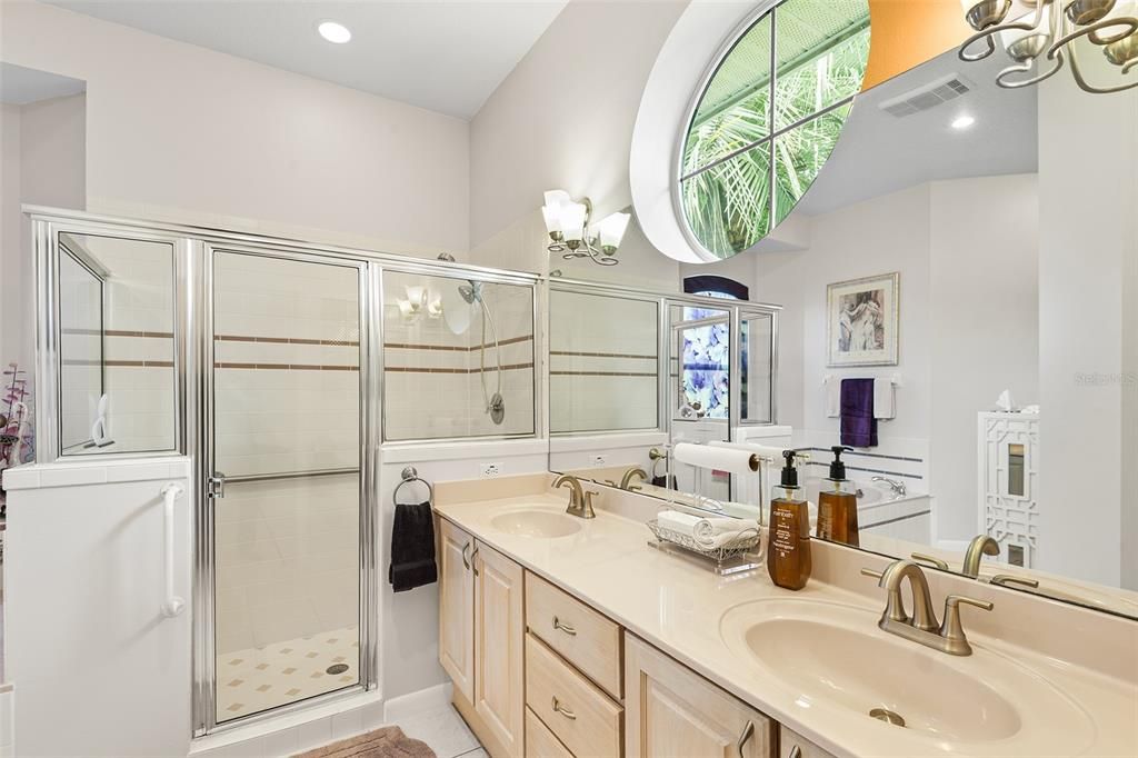 Activo con contrato: $696,000 (4 camas, 2 baños, 2529 Pies cuadrados)