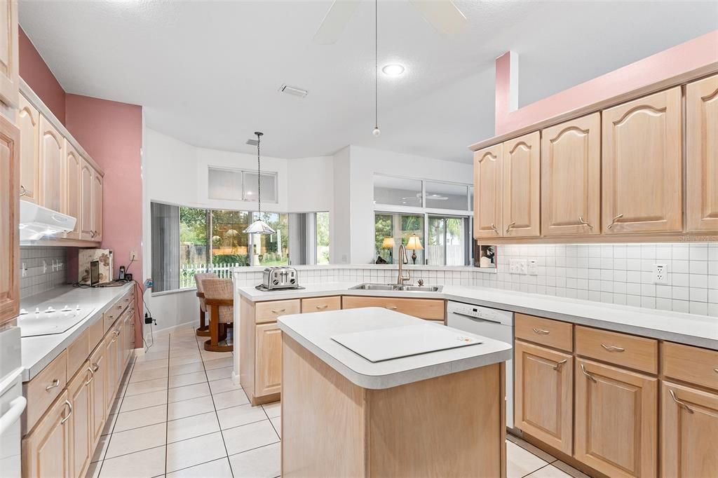 Activo con contrato: $696,000 (4 camas, 2 baños, 2529 Pies cuadrados)