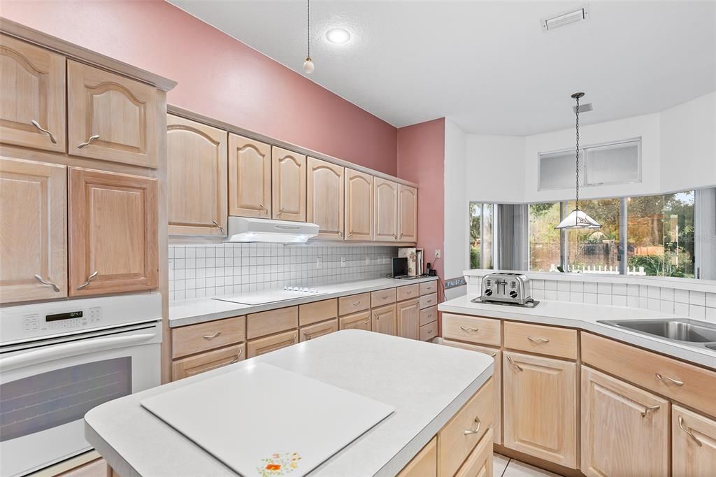 Activo con contrato: $696,000 (4 camas, 2 baños, 2529 Pies cuadrados)