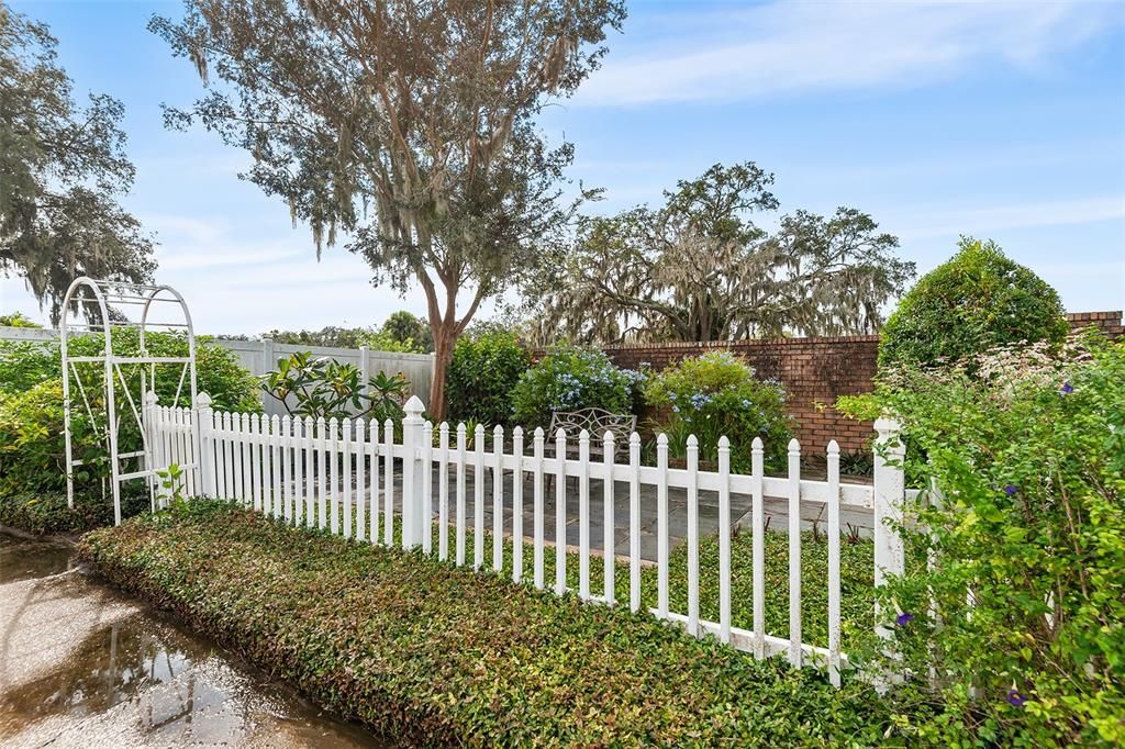 Activo con contrato: $696,000 (4 camas, 2 baños, 2529 Pies cuadrados)