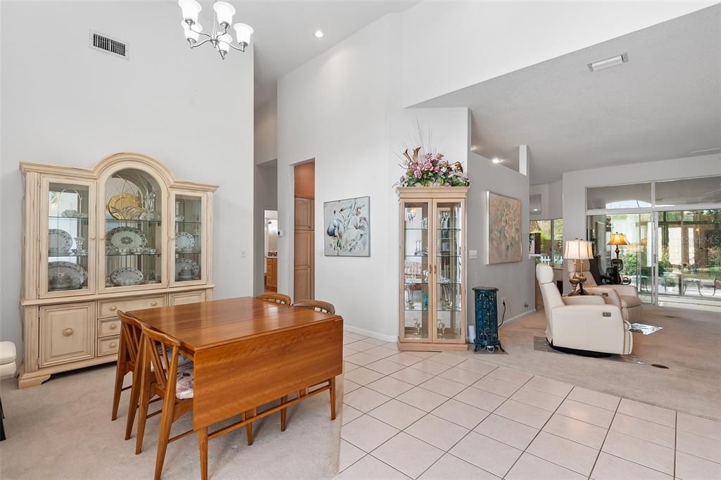 Activo con contrato: $696,000 (4 camas, 2 baños, 2529 Pies cuadrados)