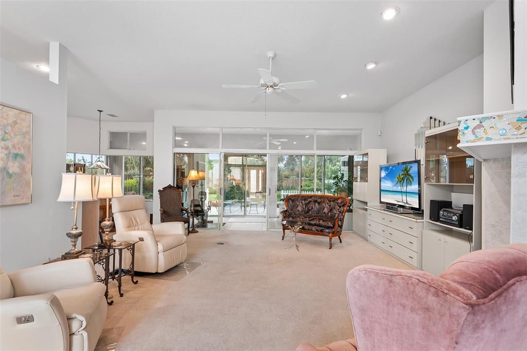 Activo con contrato: $696,000 (4 camas, 2 baños, 2529 Pies cuadrados)