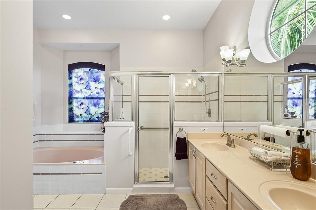 Activo con contrato: $696,000 (4 camas, 2 baños, 2529 Pies cuadrados)