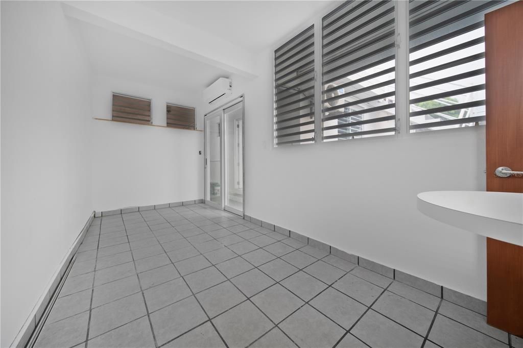 На продажу: $349,999 (4 спален, 3 ванн, 1250 Квадратных фут)