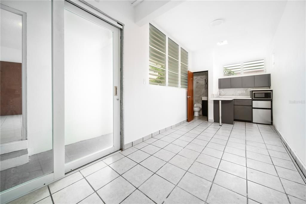 На продажу: $349,999 (4 спален, 3 ванн, 1250 Квадратных фут)