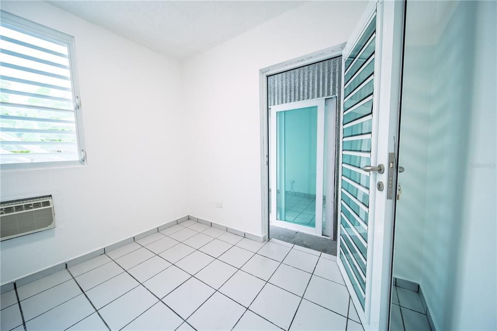 На продажу: $349,999 (4 спален, 3 ванн, 1250 Квадратных фут)