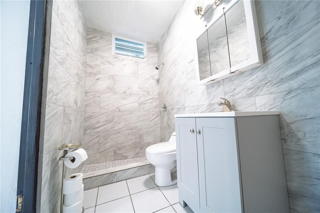 На продажу: $349,999 (4 спален, 3 ванн, 1250 Квадратных фут)