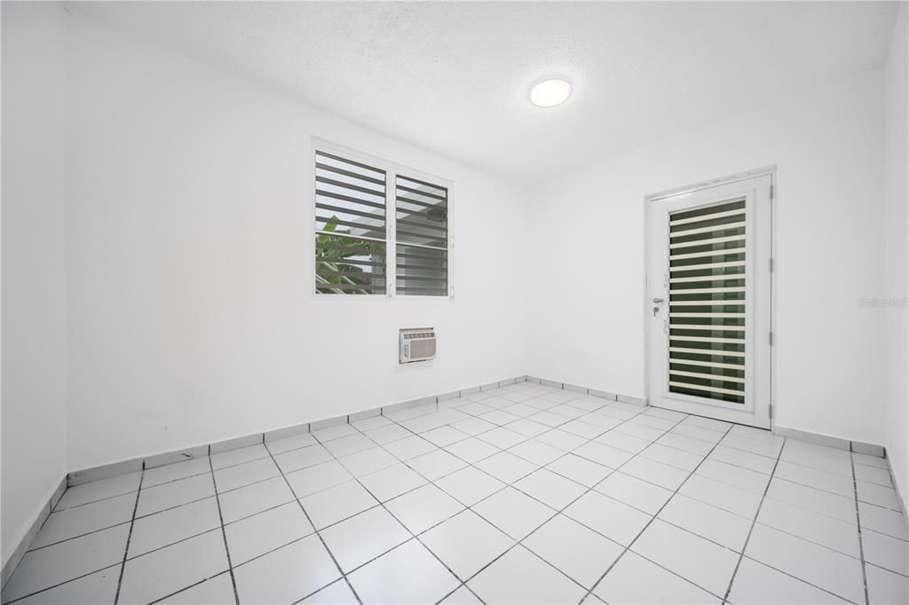 На продажу: $349,999 (4 спален, 3 ванн, 1250 Квадратных фут)