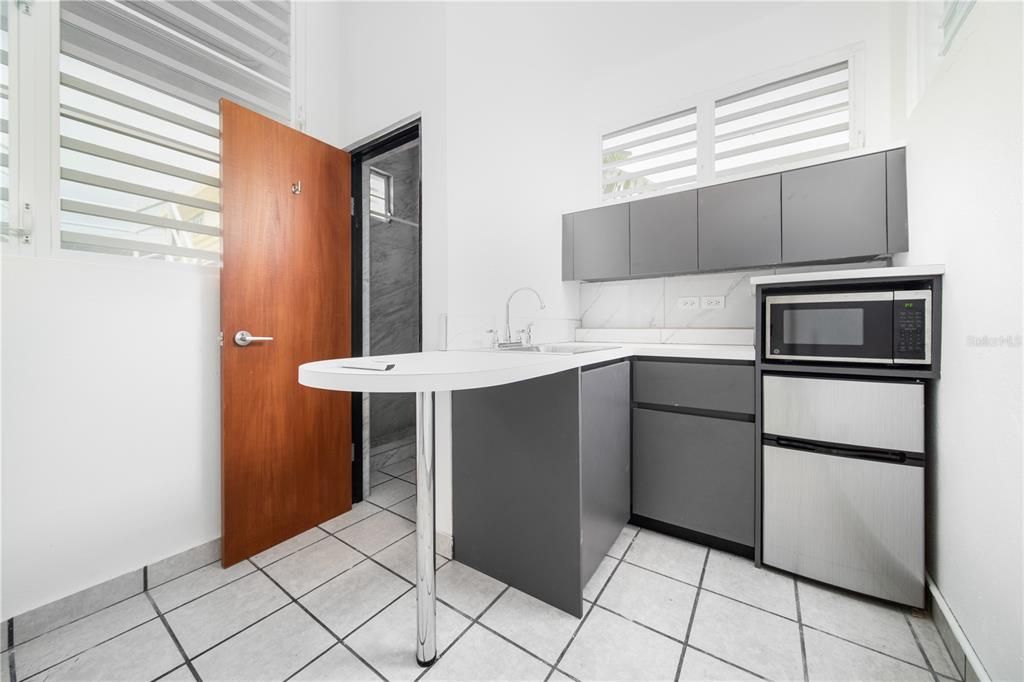 На продажу: $349,999 (4 спален, 3 ванн, 1250 Квадратных фут)